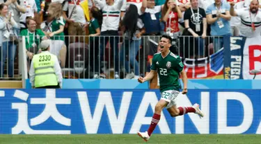Pemain Meksiko, Hirving Lozano merayakan golnya dalam pertandingan Grup F antara Jerman dan Meksiko di Piala Dunia 2018 di Stadion Luzhniki, Moskow, Rusia, Minggu (17/6). Gol tunggal Lozano membuat Jerman kalah dari Meksiko. (AP Photo/Antonio Calanni)