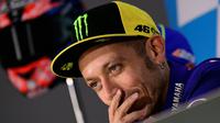Pebalap Movistar Yamaha, Valentino Rossi, menghadiri jumpa pers jelang GP Aragon di Alcaniz, Aragon, Kamis (21/9/2017). Rossi dinyatakan lolos tes medis untuk mengikuti balapan MotoGP Aragon. (AFP/Javier Soriano)