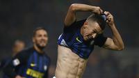 Ekspresi pemain Inter Milan, Ivan Perisic, setelah mencetak gol penyama kedudukan di menit ke-90 ke gawang AC Milan pada laga pekan ke-13 Serie A di Stadion San Siro, Minggu (20/19/2016). (AFP/Marco Bertorello)