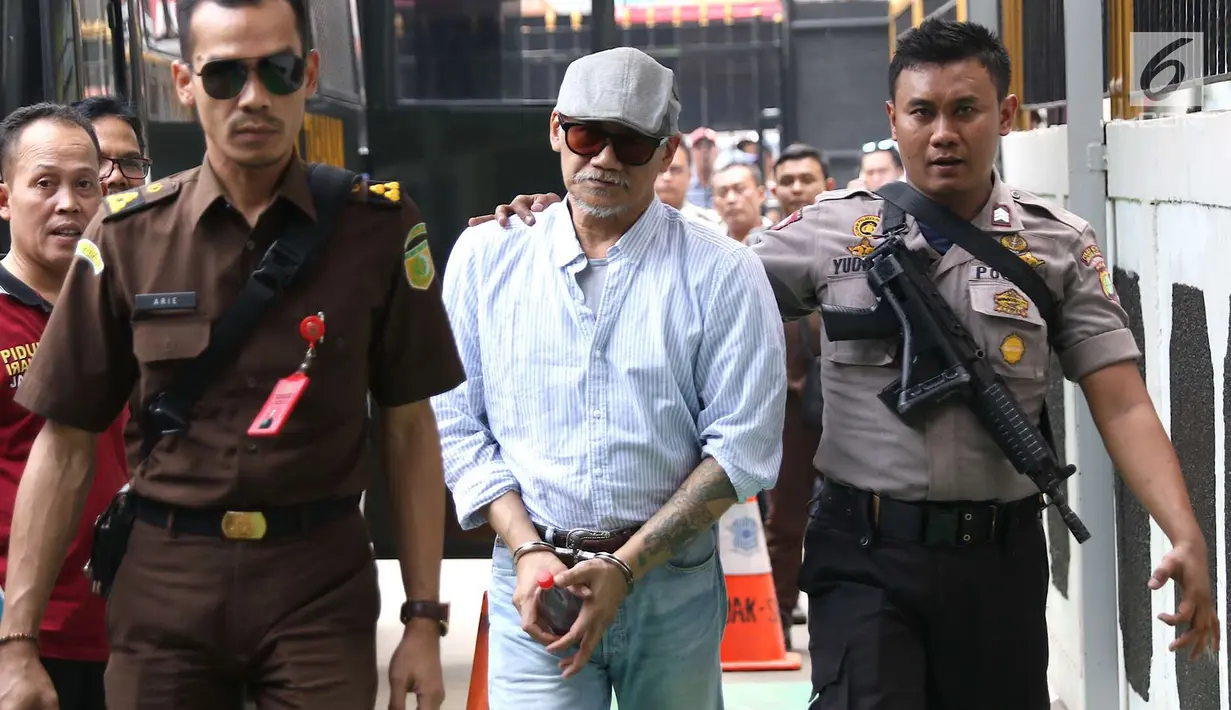 Aktor Tio Pakusadewo saat akan menjalani sidang lanjutan kasus penyalahgunaan narkoba di PN Jakarta Selatan, Kamis (19/7). Sidang yang seharusnya beragendakan putusan tersebut diundur pada 24 Juli 2018. (Liputan6.com/Immanuel Antonius)