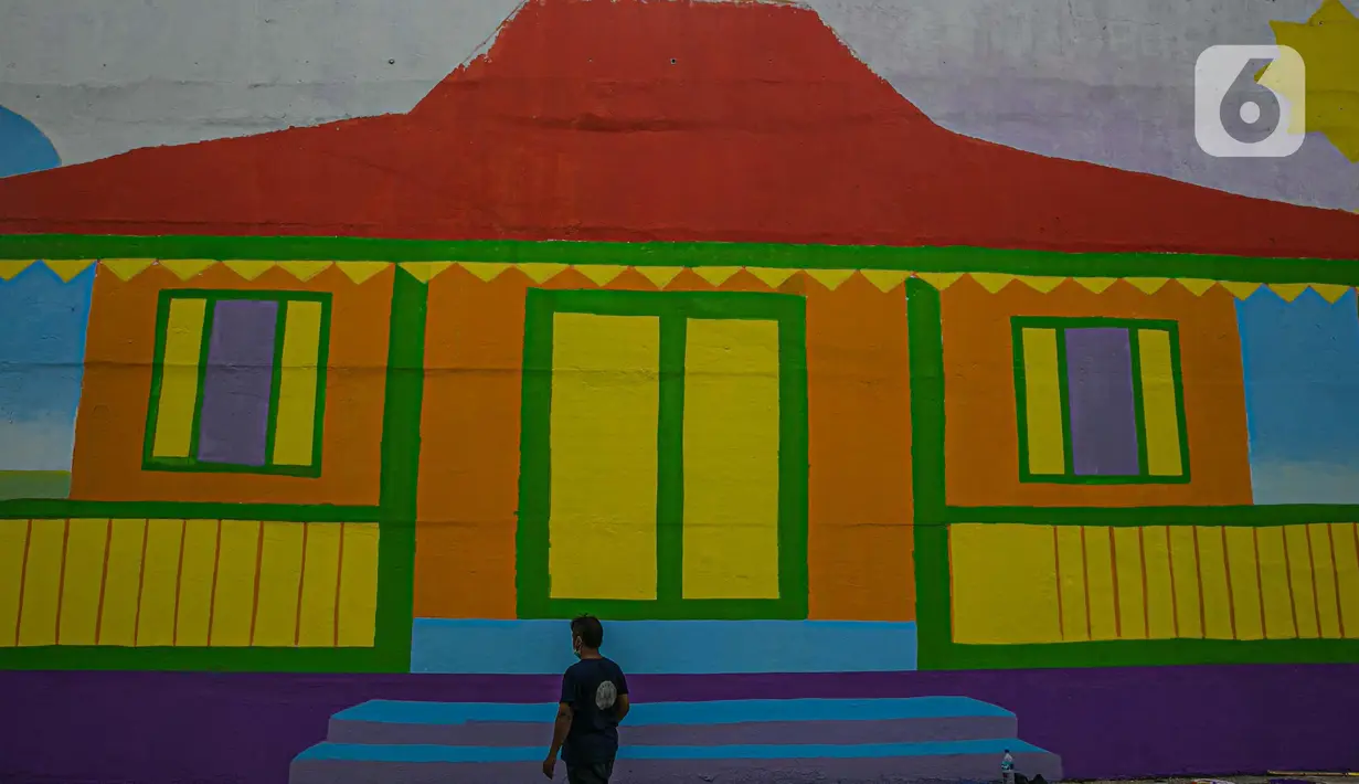 Pekerja melihat mural di Flyover Gaplek, Tangerang Selatan, Rabu (10/3/2021). Dengan mengangkat budaya lokal, simbol-simbol Betawi digambar menggunakan 1.200 Liter cat beragam warna. dan mural ditargetkan rampung pada akhir Maret 2021. (Liputan6.com/Faizal Fanani)