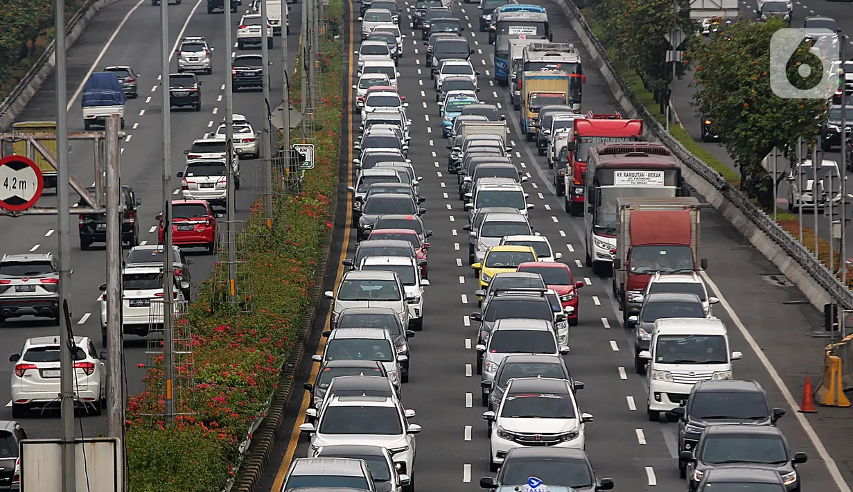 Kendaraan terjebak kemacetan saat melintasi Tol Dalam Kota, Jalan Gatot Subroto, Jakarta, Selasa (5/4/2022). Volume kendaraan di Jakarta yang meningkat hingga 18 persen selama sepekan terakhir membuat jalanan Ibu Kota padat dan terjadi kemacetan di sejumlah titik. (Liputan6.com/Johan Tallo)
