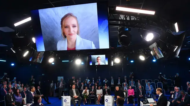 Katerina Tikhonova, putri Putin dan kepala inisiatif pengembangan Innopraktika, menghadiri St. Petersburg International Economic Forum secara virtual di Saint Petersburg, Rusia, pada Kamis (7/6/2024). (Olga Maltseva/AFP)