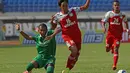 Pemain Persebaya United, Siswanto terjatuh saat berebut bola dengan pemain Martapura FC, Muhammad Husen pada laga Piala Presiden di Stadion Si Jalak Harupat, Bandung, Rabu (2/9/2015). Pertandingan berakhir imbang 0-0.(Bola.com/Peksi Cahyo)