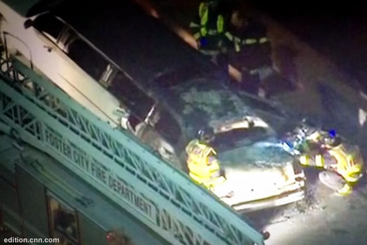 limo-terbakar130505b.jpg