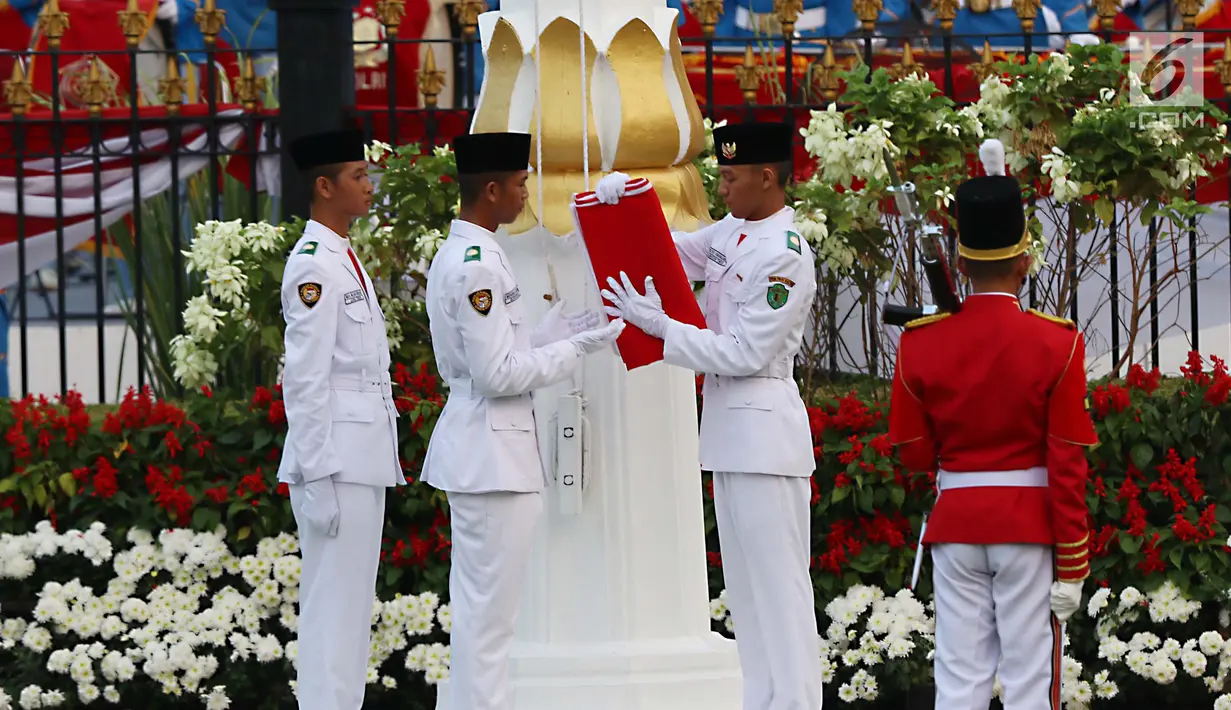 Pasukan Pengibar Bendera Pusaka (Paskibraka) bersama Pasukan Pengamanan Presiden (Paspampres) melipat Bendera Merah Putih pada Upacara Penurunan Bendera HUT ke-71 Kemerdekaan RI di Istana Merdeka, Jakarta, Kamis (17/8). (Liputan6.com/Pool)