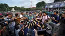 KSAL Laksamana TNI Ade Supandi S.E (tengah) memberikan keterangan usai upacara penyematan tanda jasa di Markas Komando Armada Barat TNI AL, Jakarta, Selasa (24/2/2015). (Liputan6.com/Faizal Fanani)
