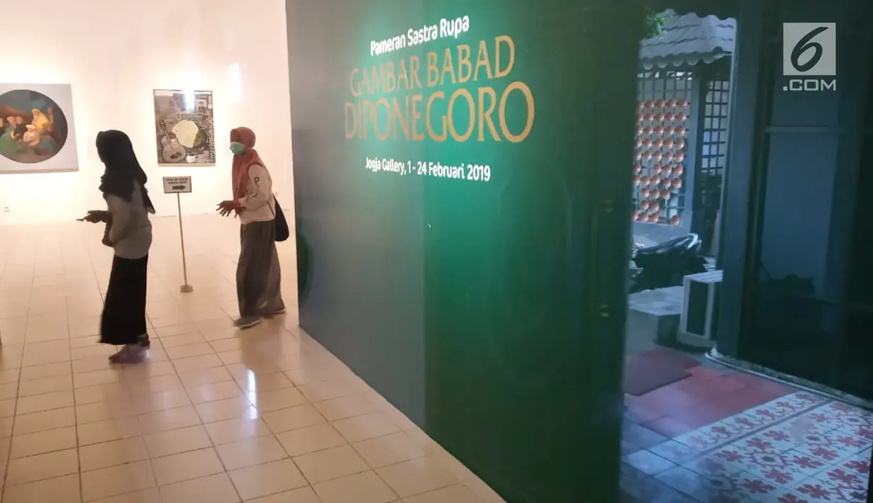 Pengunjung melihat lukisan saat acara pameran gambar Babad Diponegoro di Yogyakarta,  Minggu (10/2). Pameran ini disajikan sejumlah 50 kisah yang diambil dari Babad Diponegoro yang memiliki lebih dari 100 pupuh dalam 10000 halaman. (Liputan6.com/Gholib)