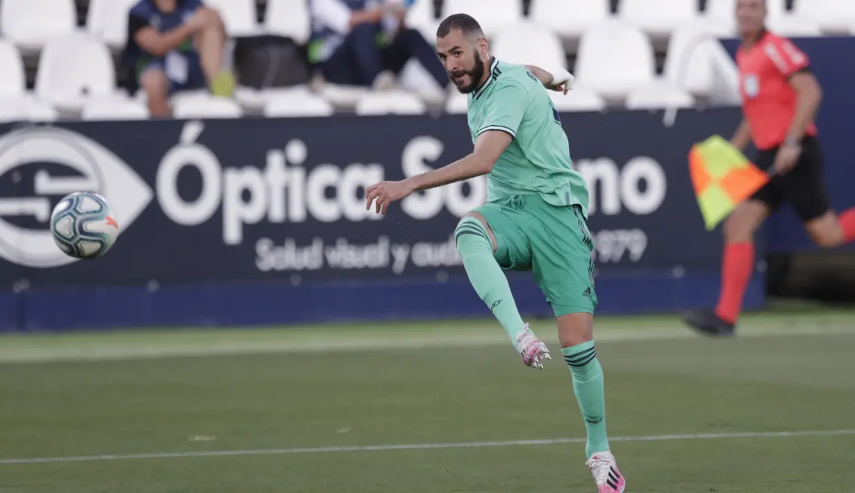 Pemain Real Madrid Karim Benzema menendang bola saat menghadapi Leganes pada pertandingan La Liga di Stadion Butarque, Leganes, Madrid, Spanyol, Minggu (19/7/2020). Pertandingan berakhir dengan skor 2-2. (AP Photo/Bernat Armangue)