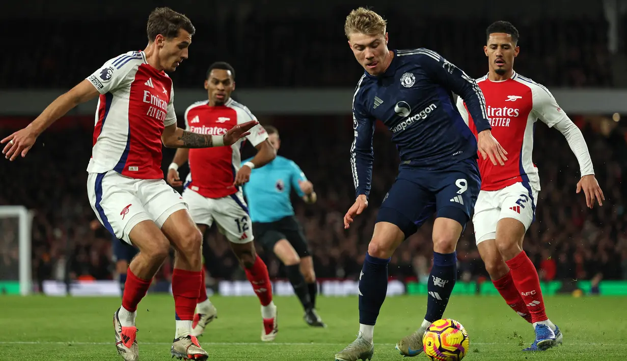 Menghadapi Manchester United, Arsenal menunjukkan ketangguhan dan berhasil menekuk The Red Devils dengan skor 2-0. (Adrian Dennis/AFP)