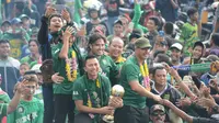 Presiden Persebaya (depan kiri), Azrul Ananda saat memegang trofi juara Liga 2