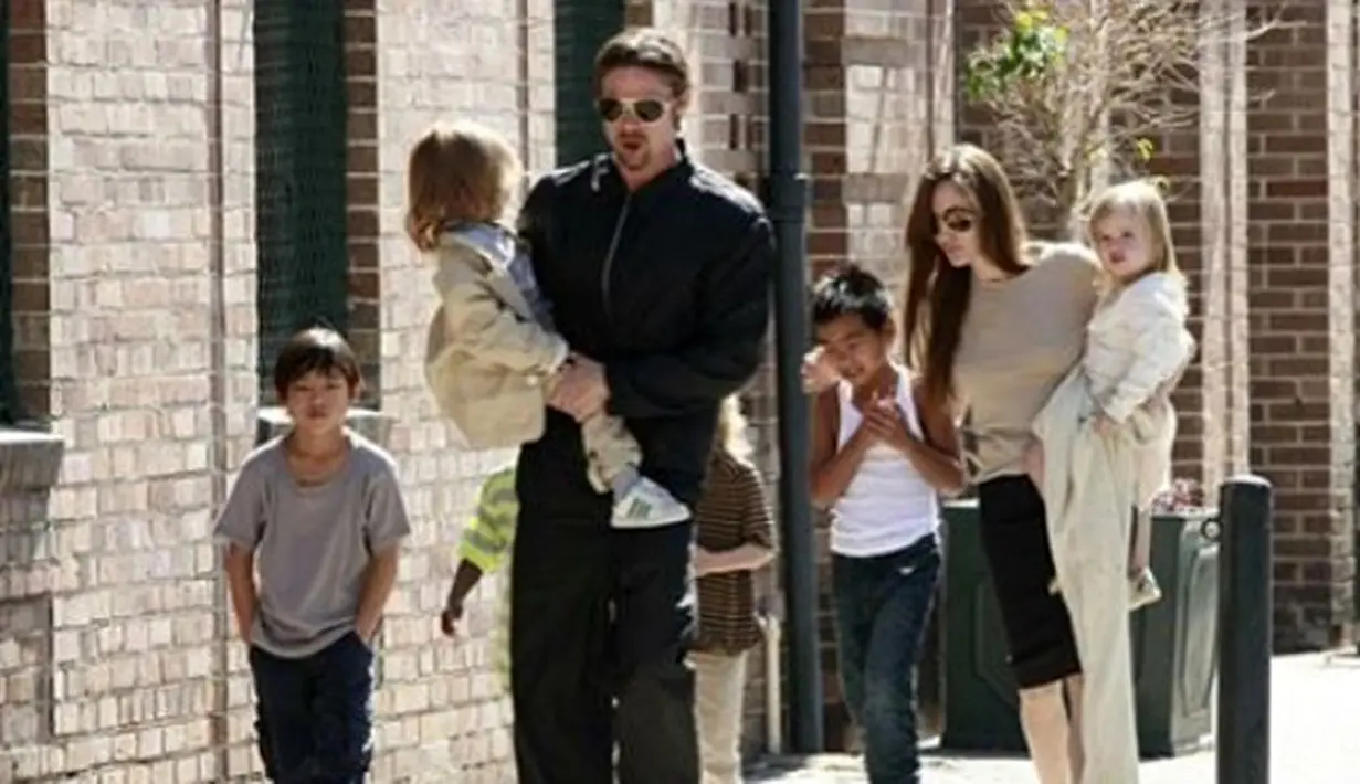 Inilah beberapa potret keseruan enam orang anak pasangan Angelina Jolie dan Brad Pitt. Sebelum menikah, pasangan ini menginginkan memiliki 12 anak. (Instagram/angelinajolieofficial)