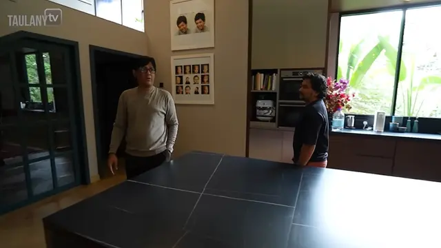 Dapur rumah Tompi. [Foto: YouTube/TaulanyTV]