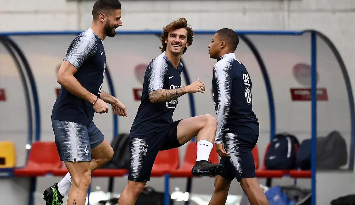 Penyerang Prancis Olivier Giroud, Antoine Griezmann dan Kylian Mbappe melakukan pemanasan selama sesi latihan tim di Andorra La Vella (10/6/2019). Prancis akan bertanding melawan timnas Andorra pada grup H Kualifikasi Piala Eropa 2020 di Estadi Nacional d'Andorra. (AFP Photo/Franck Fife)