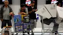 Pengunjung usai membeli barang elektronik pada hari "Black Friday" di sebuah toko di Sao Paulo, Brasil, (24/11). Black Friday menjadi penanda dimulainya musim berbelanja bagi warga Brasil menjelang Natal. (REUTERS/Andrew Kelly)