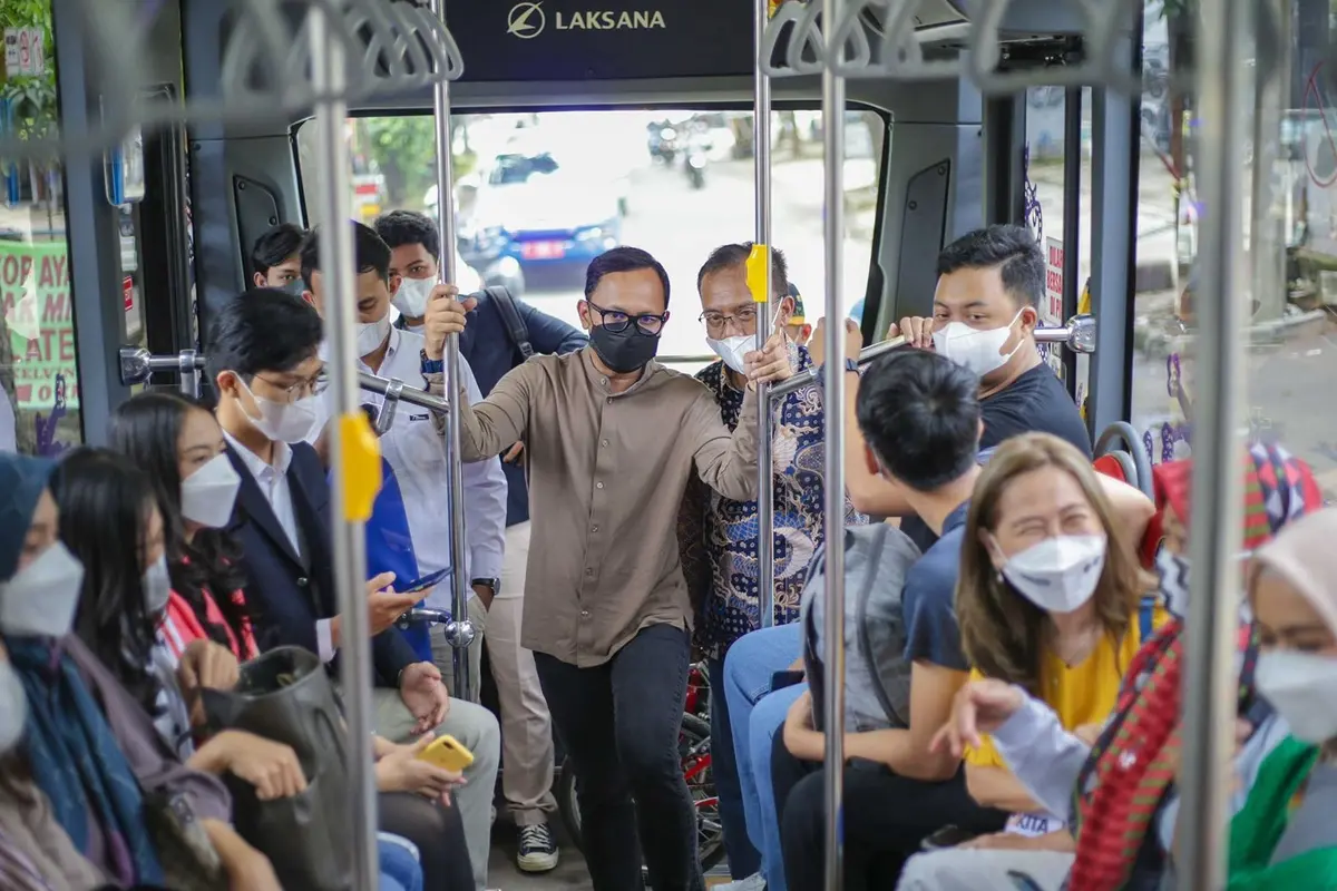 Wali Kota Bogor Bima Arya bersama sejumlah warga menikmati layanan Biskita Transpakuan