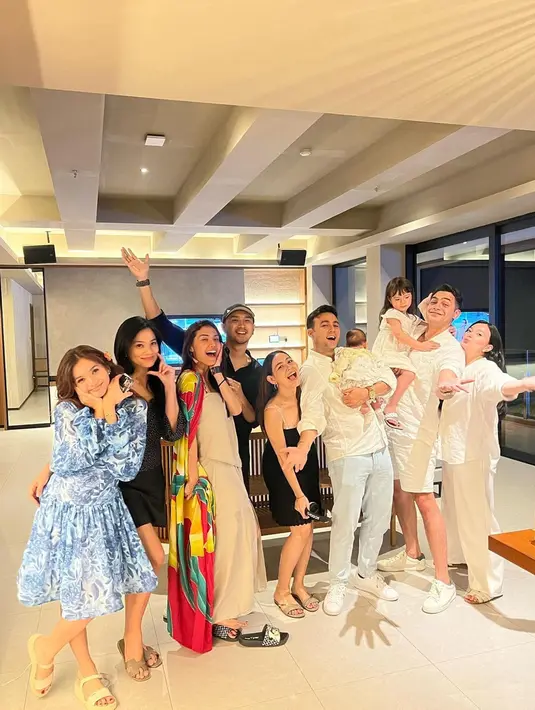 Di momen ini, Jonas Rivanno dan Indra Brotolaras yang membawa istri dan anak. Keluarga Jonas tampil kompak serba putih bareng Asmirandah dan si kecil Chloe. Sementara, Laura Theux justru kompakan dengan Titi Kamal yang pakai outfit hitam. Mereka tampil elegan, juga memancarkan aura keibuan. (Liputan6.com/IG/@titi_kamall)