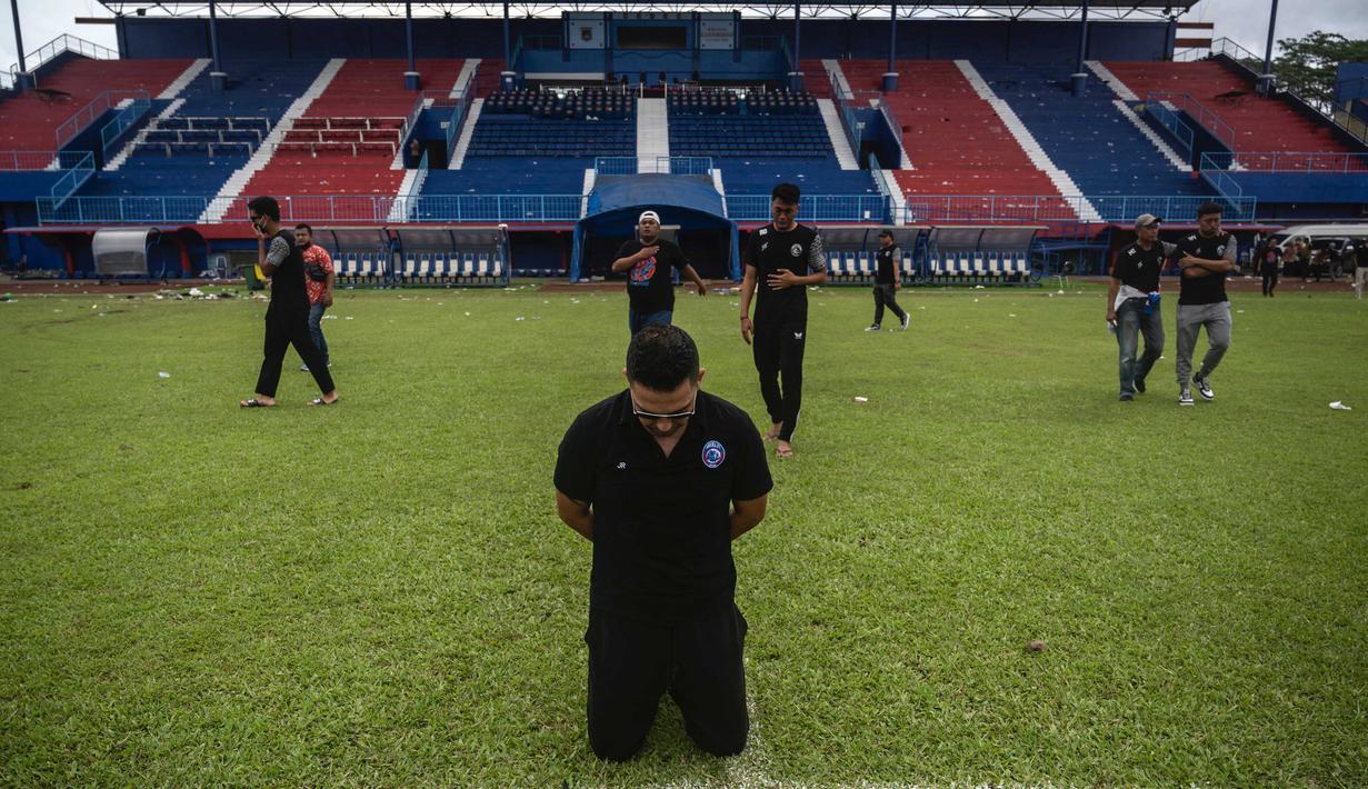 Kedatangan pasukan Javier Roca ke Stadion Kanjuruhan untuk meminta maaf kepada seluruh keluarga yang terdampak dari tragedi ini. (AFP/Juni Kriswanto)
