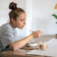 Salah satu menerapkan mindful portion dengan menggunakan piring yang berukuran kecil untuk makan. (Foto/dok: Freepik/Pvproduction)