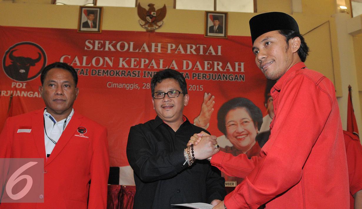 Sekjen PDIP, Hasto Kristianto (tengah) berjabat tangan dengan calon kepala daerah dari PDIP, Jawa Barat, Jumat (3/7/2015). Sekolah partai berlangsung sejak 28 Juni hingga 3 Juli 2015 dihadiri 114 orang calon. (Liputan6.com/Herman Zakharia)