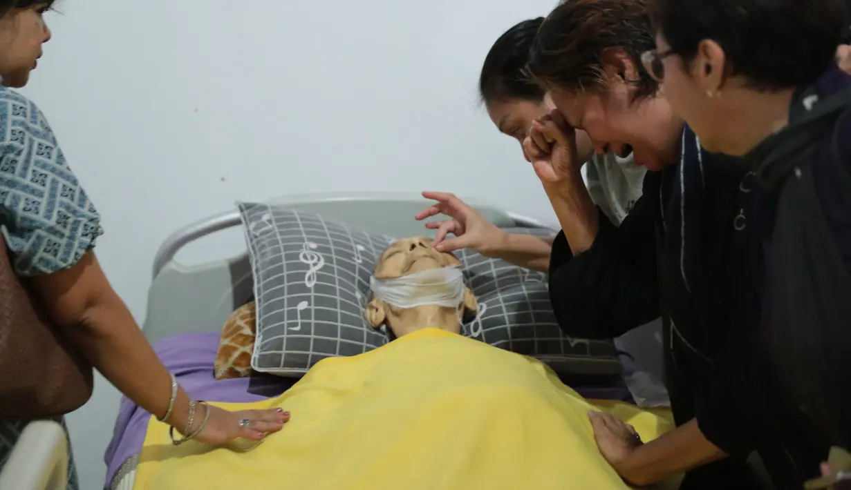 Sebelum menghembuskan napas terakhir di kediamannya, Benny Panbers sempat menderita penyakit yang cukup serius. Stroke yang dideritanya sejak lama mengharuskannya untuk terus duduk di kursi roda. (Adrian Putra/Bintang.com)