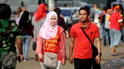 Salah satu suporter Semen Padang wanita berjalan memasuki areal Stadion GBK Jakarta, Minggu (24/1/2016). Semen Padang akan melawan Mitra Kukar dalam laga final Piala Jenderal Sudirman. (Liputan6.com/Helmi Fithriansyah)