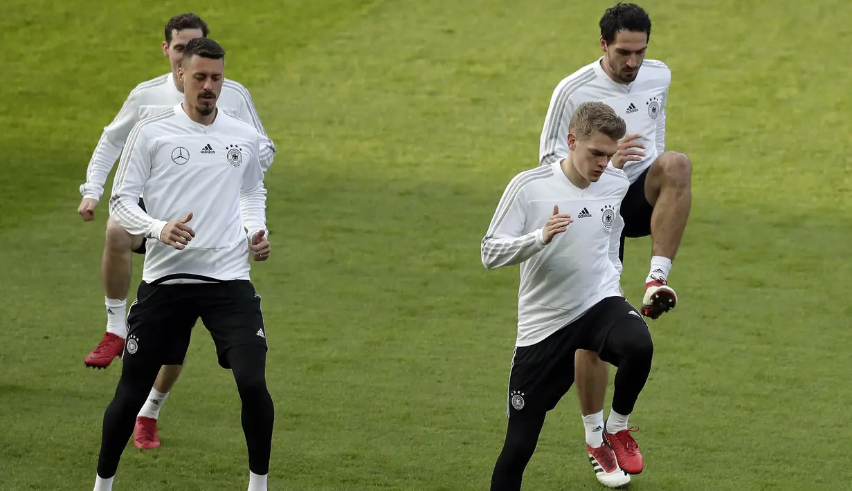 Para pemain Jerman tampak serius saat melakukan sesi latihan jelang laga persahabatan di Berlin, Jerman, Selasa, (27/3/2018). Jerman akan berhadapan dengan Brasil. (AP/Michael Sohn)