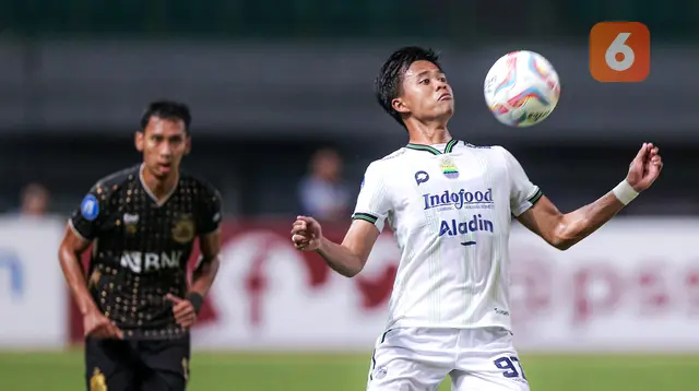 Pemain Persib Bandung, Moh. Edo Febriansah (kanan) mengontrol bola pada laga lanjutan BRI Liga 1 2023/2024 antara Bhayangkara FC melawan Persib Bandung di Stadion Patriot Candrabhaga, Bekasi, Sabtu (23/09/2023). (Bola.com/Bagaskara Lazuardi)