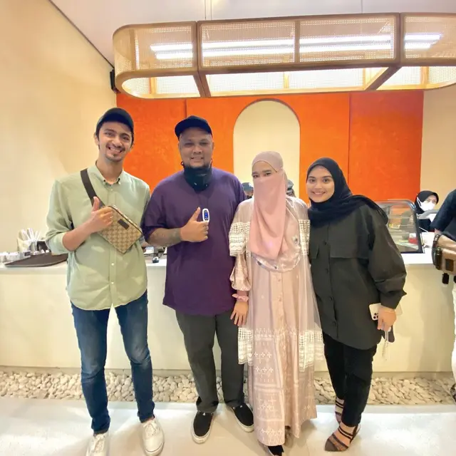 6 Potret Rekan Artis Kunjungi Kafe Baru Vebby Palwinta, Jadi Tempat Kumpul