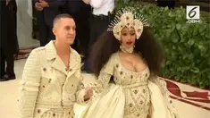 Cardi B melalui akun Instagramnya mengumumkan kelahiran putrinya hasil hubungannya dengan personel Migos, Offset.