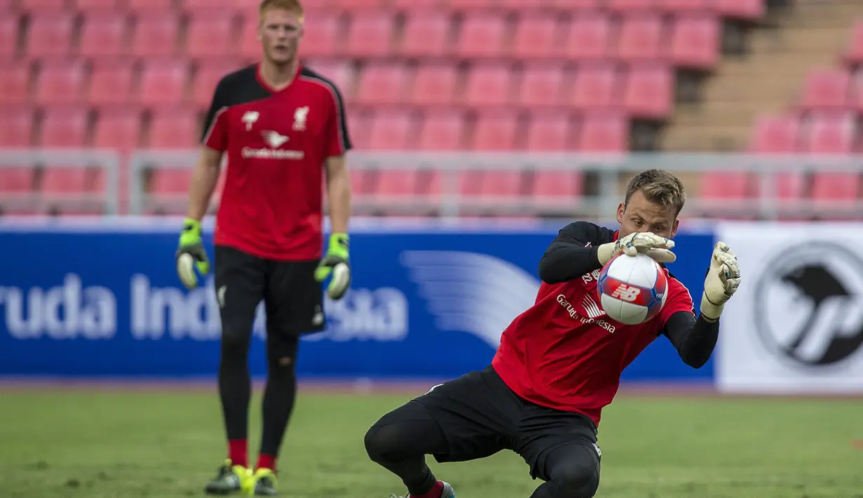 Kiper Liverpool, Simon Mignolet berusaha menangkap bola saat sesi latihan di Stadion Nasional Bangkok , Thailand, Senin (13/7/2015). Liverpool akan menggelar pertandingan persahabatan melawan tim All Stars Thailand. (REUTERS/Athit Perawongmetha)