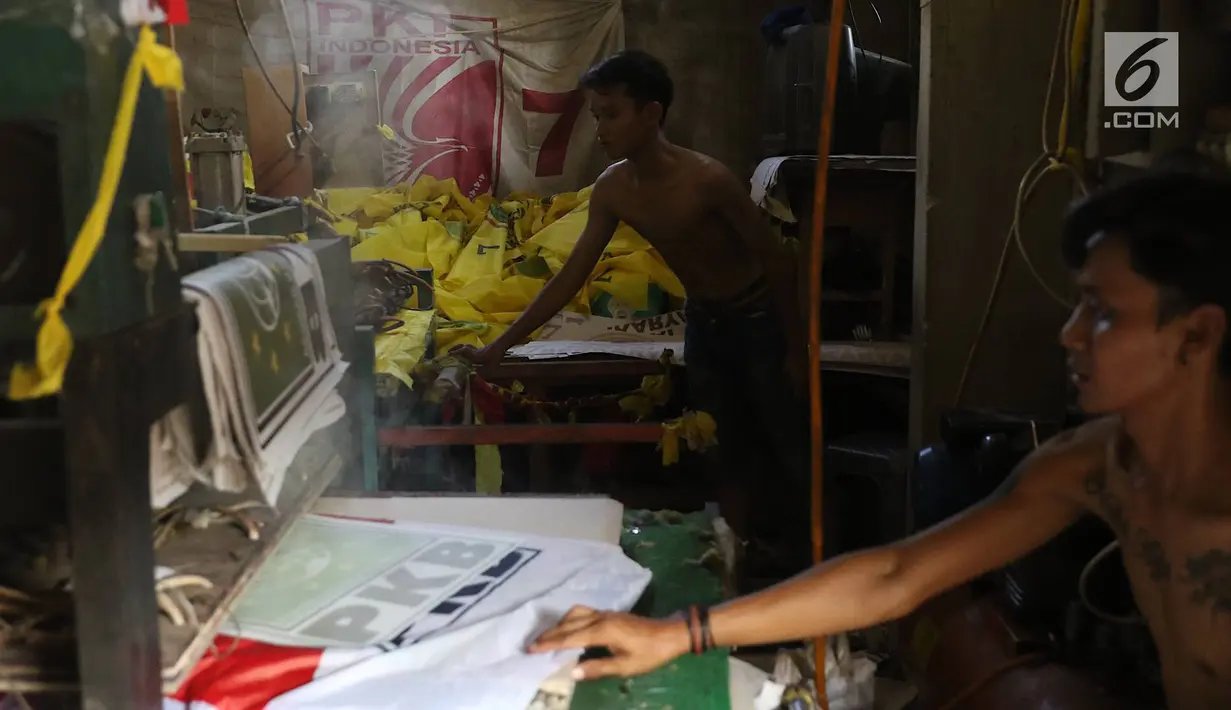 Pekerja menyelesaikan pembuatan atribut partai di Jakarta, Senin (15/10). Dalam sehari, pekerja di pabrik konveksi tersebut bisa memproduksi hingga 2.000 potong atribut partai, mulai dari kaos, bendera, dan topi. (Liputan6.com/Immanuel Antonius)