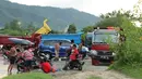 Sejumlah pemilik kendaraan memanfaatkan aliran sungai Bone untuk mencuci di kompleks Jembatan Talumolo II, Kelurahan Talumolo, Gorontalo, Senin (19/11). Tempat itu menjadi kawasan pencucian kendaraan bermotor yang gratis.  (Liputan6.com/Arfandi Ibrahim)