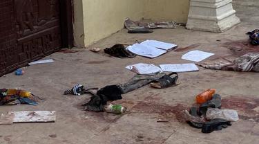 Barang-barang pribadi berserakan di luar gereja di kota Owo pada hari Minggu setelah serangan [Rahaman A Yusuf/AP]