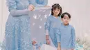 Dalam acara tersebut, Puadin dan keluarganya kompak mengenakan pakaian serba biru muda.  [Instagram/ryana_dea]