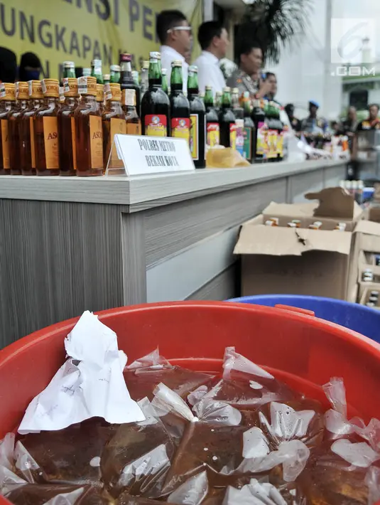 Barang bukti miras oplosan saat dihadirkan dalam rilis di Mapolres Jakarta Selatan, Rabu (11/4). Polisi menyita puluhan bungkus miras oplosan, 2 bungkus alkohol, 7 botol Coca Cola, Extra Joss, sirup ABC, dan uang Rp 261.000. (Merdeka.com/Iqbal Nugroho)