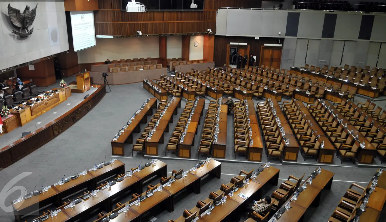 Suasana Sidang Paripurna DPR ke-12 masa persidangan I tahun 2015-2016, Senayan, Jakarta, Selasa (8/11/2015). Sidang ditunda hingga Selasa (15/12) mendatang karena hanya dihadiri oleh 144 dari 557 orang anggota. (Liputan6.com/Johan Tallo)