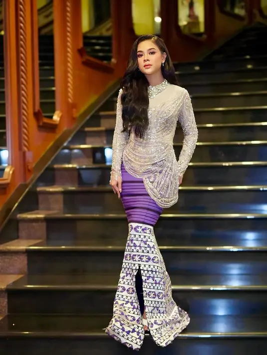 Tiba saatnya Melly tampil mengisi acara, Melly mengubah tampilannya mengenakan dress bersiluet mermaid nuansa ungu-silver lansiran label yang sama seperti sebelumnya.