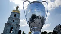 Replika raksasa trofi c ditempatkan di depan Katedral St Sophia, di Kiev, Ukraina, (23/5). Liverpool akan bertanding melawan Real Madrid di Final Liga Champions pada 26 Mei di stadion Olympiyski di Kiev. (AP Photo / Efrem Lukatsky)