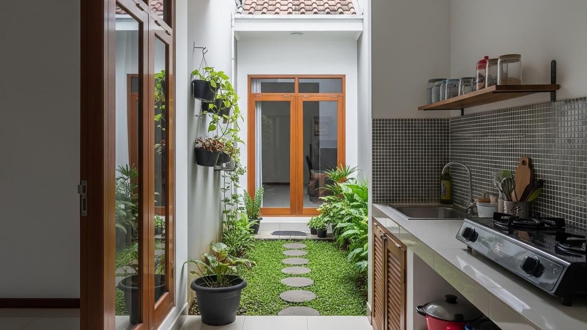 6 Contoh Dapur Kecil Belakang Rumah Tidak Pengap dan Tidak Becek, Nyaman di Segala Musim