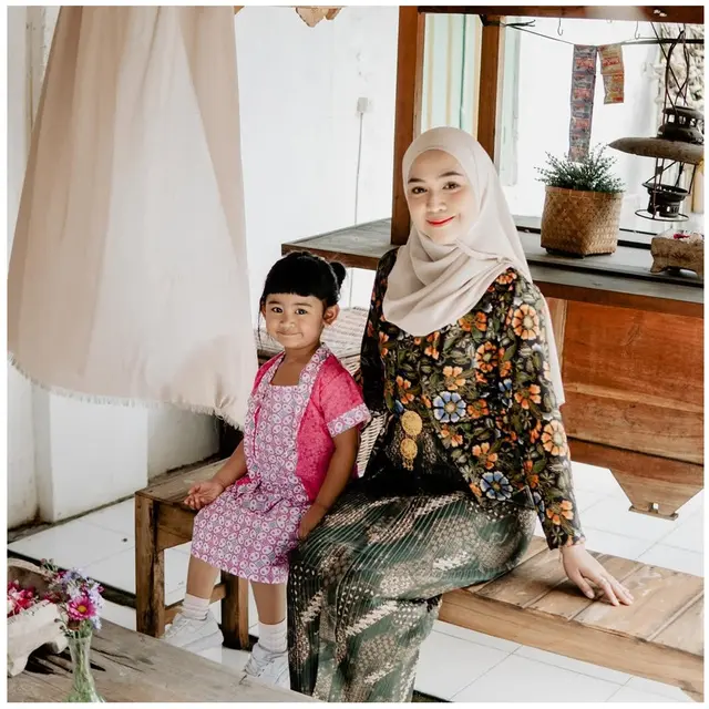 6 Detail Ria Ricis dalam Balutan Kebaya Floral yang Memukau, Asyik Liburan di Jogja