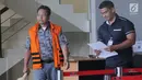 Mantan anggota DPRD Sumut Tahan Manahan Panggabean usai menandatangani berkas surat perpanjangan penahanan di gedung KPK, Jakarta, Kamis (30/8). Tahan Manahan ditahan terkait suap menyetujui Laporan Pertanggungjawaban APBD 2012. (Merdeka.com/Dwi Narwoko)