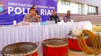 Konferensi pers penyelewengan BBM bersubsidi jenis solar di Polda Riau. (Liputan6.com/M Syukur)