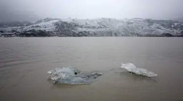 Foto yang diambil 16 Oktober 2015 menunjukkan bongkahan es terapung di perairan Gletser Solheimajokull, Islandia. Pemanasan global menyebabkan gletser Solheimajokull mencair hingga 1 km sejak pengukuran tahunan pada 1931. (AFP PHOTO/POOL/Thibault Camus)