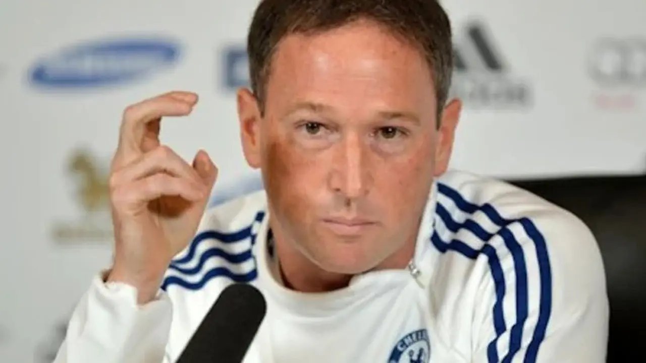 Steve Holland ketika bekerja sebagai asisten pelatih Chelsea (c) Ofisial website Chelsea