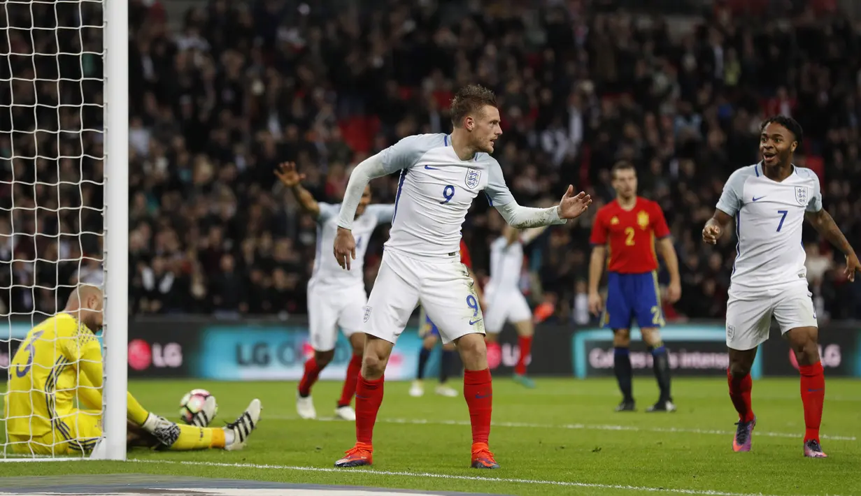 Striker Inggris, Jamie Vardy, melakukan selebrasi unik setelah mencetak gol kedua ke gawang Spanyol dalam laga persahabatan di Stadion Wembley, Selasa (15/11/2016). (Reuters/Darren Staples)
