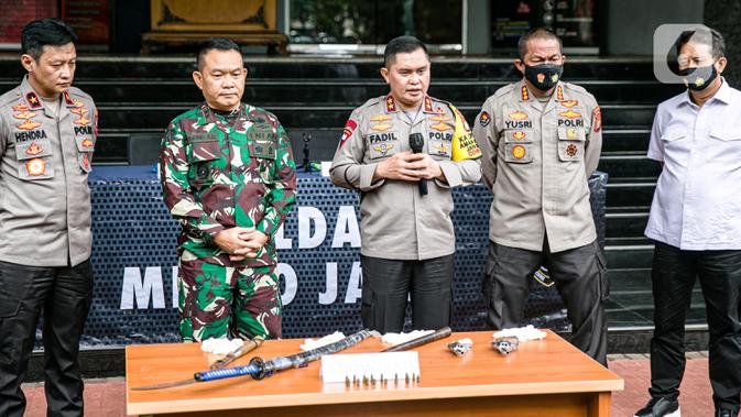 Kapolda Metro Jaya Irjen Fadil Imran (tengah) bersama Pangdam Jaya Mayjen Dudung Abdurachman (kedua kiri) memberi keterangan terkait penyerangan petugas di Polda Metro Jaya, Jakarta, Senin (7/12/2020). Polisi menembak mati enam pengikut Rizieq Shihab pada dini hari tadi. (Liputan6.com/Faizal Fanani)