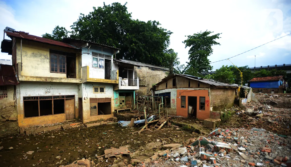 Suasana bongkaran rumah yang terdampak normalisasi sungai Ciliwung  Rawajati, Jakarta, Rabu (16/11/2022). Pemprov DKI Jakarta kembali melanjutkan normalisasi kali Ciliwung Kelurahan Rawajati menjadi prioritas penanganan banjir pada 2023.  Dengan luas lahan yang dibebaskan sebesar 4.780 meter persegi dengan jumlah 22 kk. (merdeka.com/Imam Buhori)