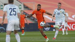 Kesalahan Bek Skotlandia ketika membuang bola, dimanfaatkan oleh Memphis Depay dengan tendangan voli kerasnya ke sudut bawah gawang dan gol. Belanda berhasil menyamakan kedudukan (1-1) menit ke-17. (Foto: AP/Miguel Morenatti)