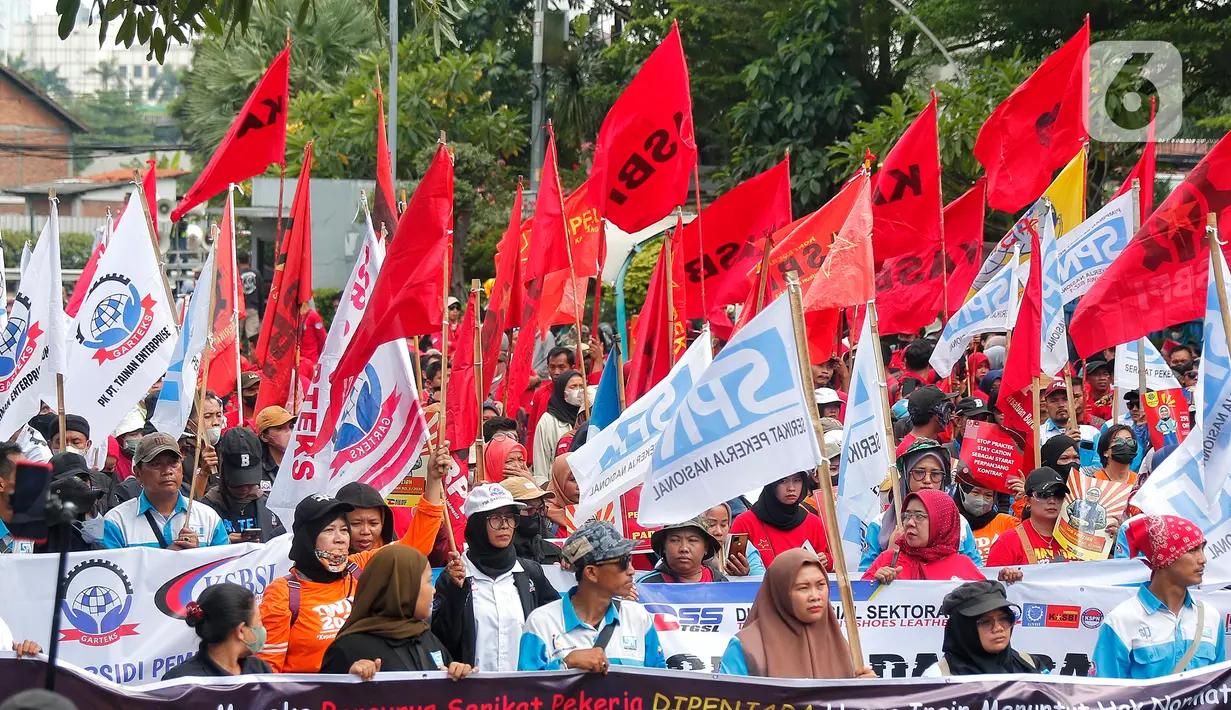 Massa buruh padat karya melakukan unjuk rasa di depan kantor Kementerian Tenaga Kerja (Kemnaker) di Jakarta, Selasa (23/5/2023). (Liputan6.com/Angga Yuniar)